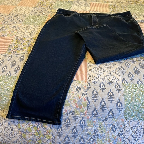 Style & Co- Curvy Dk Wash Jean Capri pant. Size 22. Lots of stretch. EUC. - Picture 1 of 4